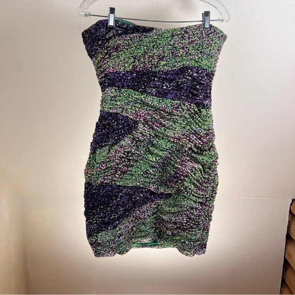 BCBG MAXAZRIA Strapless Gown. Purple & Green Swatches of crossed Gathered fabric - Picture 3 of 3